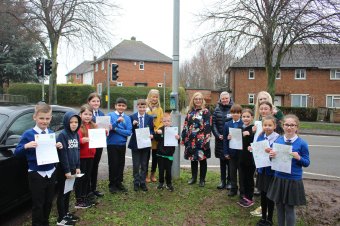 Cllr Jenni Tillotson, Deputy Mayor of Charnwood, Cllr Leigh Harper-Davies, lead member for communities and Debbie Chesterman, Partnership manager from Beat the Street, stand with pupils and teachers from Thorpe Acre Junior School