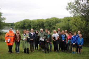 Residents, Councillors, Deputy Mayor and members of staff from both idverde and RSPB at the Dishley Pool BIOBLITZ